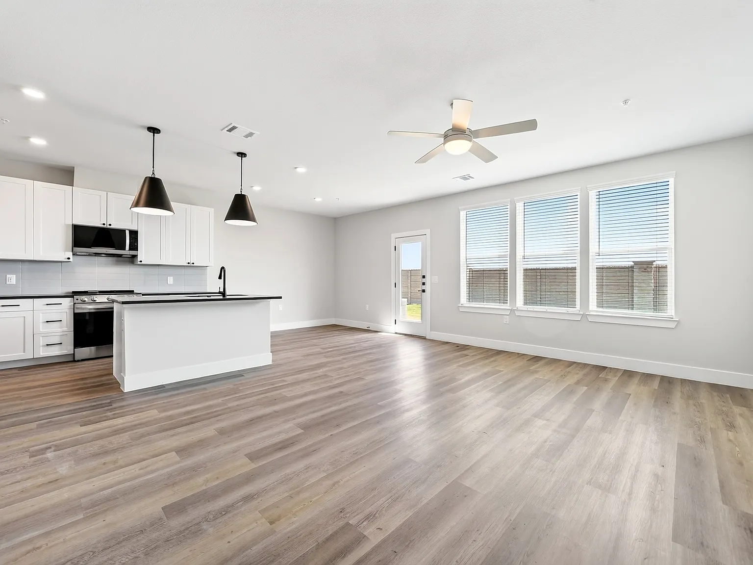 3 bed, 2.5 bath, 1798 sqft, $2,765 — Photo 4