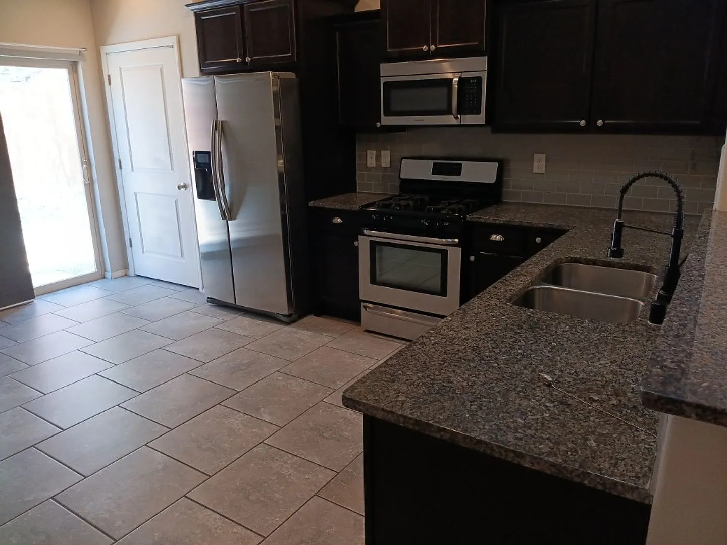 Beautiful 3 Bedroom 2 Bathroom home! Showings Available Now! — Photo 3
