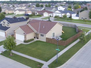8701 Broken Spoke Dr, Lincoln, NE 68507