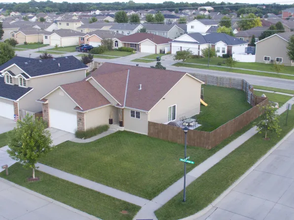 8701 Broken Spoke Dr, Lincoln, NE 68507