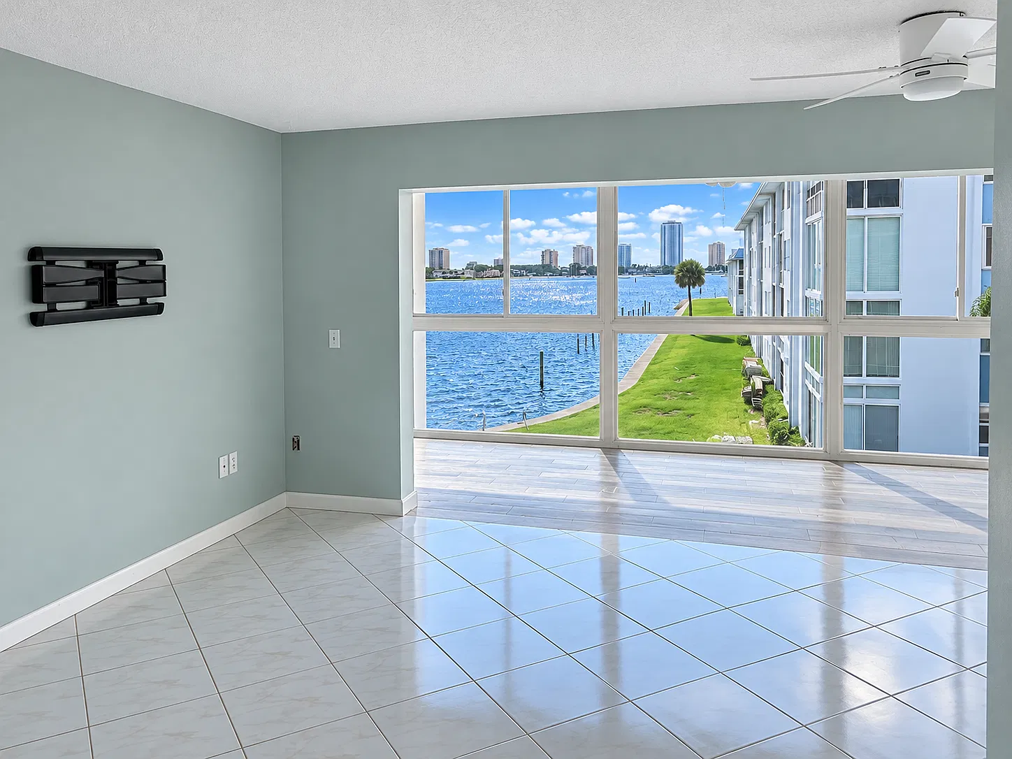 2936 Lake Shore Dr — Photo 2