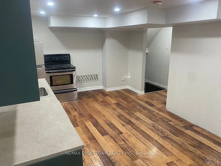 44 Smyth Cres SW — Photo 6