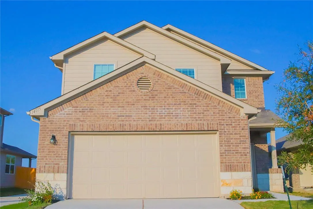 4 bed, 2.5 bath, 2141 sqft, $2,300 — Photo 2