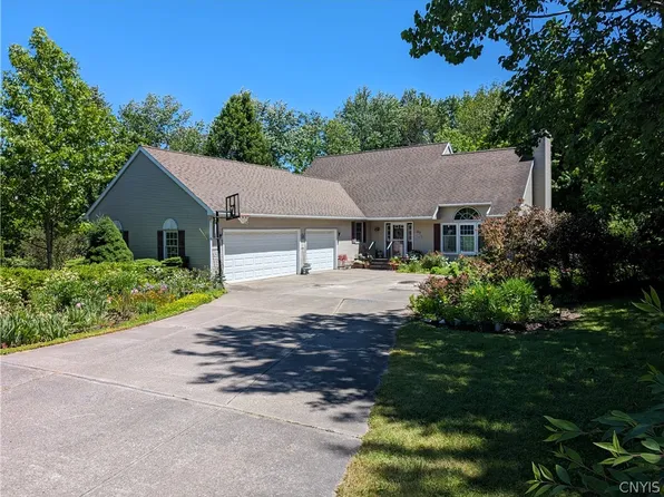 92 Garden Dr, Oswego, NY 13126