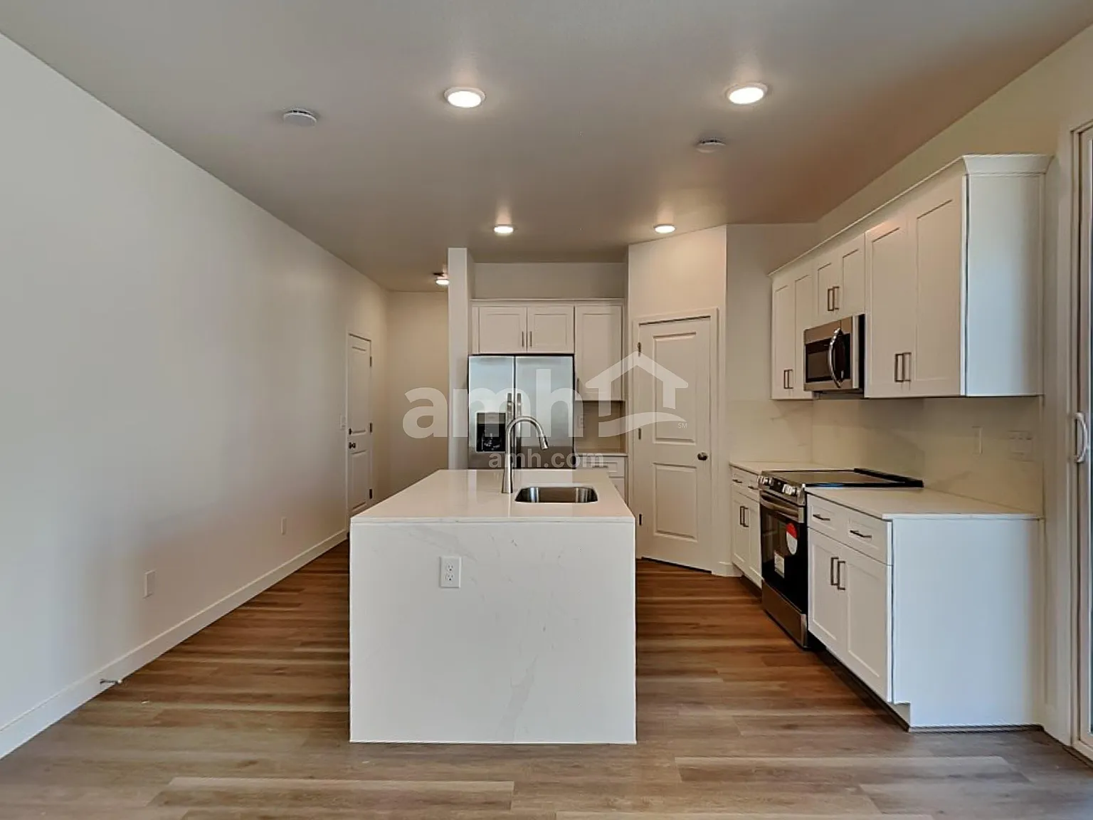 3 bed, 2.5 bath, 1718 sqft, $1,995 — Photo 4
