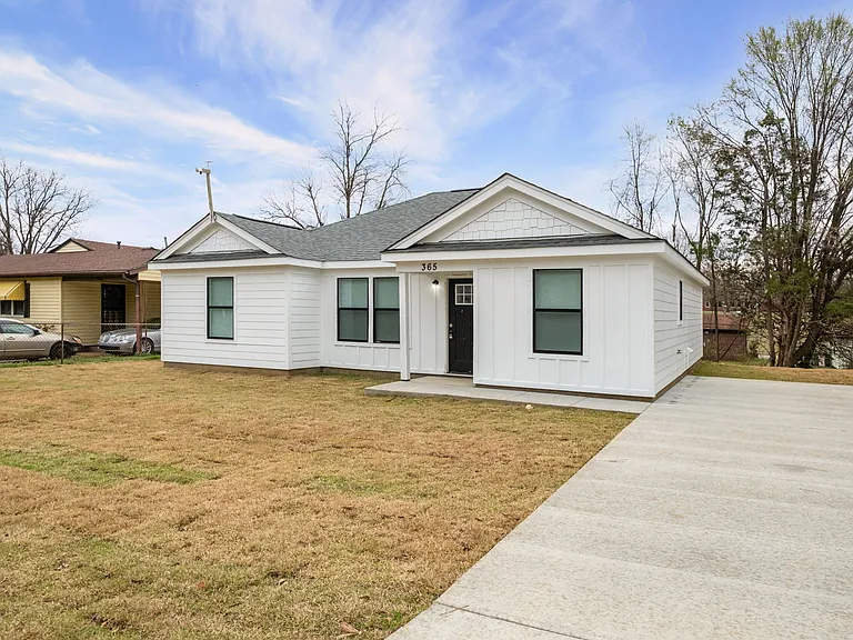 365 Washburn Dr — Photo 1