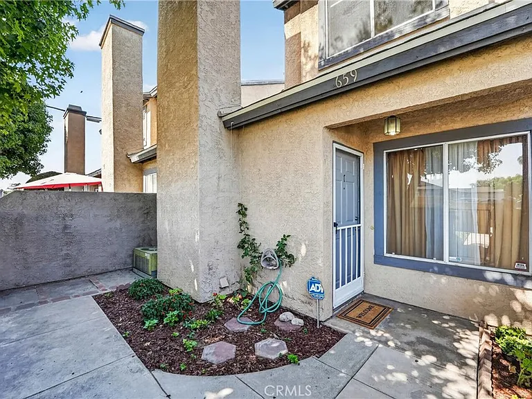 659 N Lark Ellen Ave — Photo 4