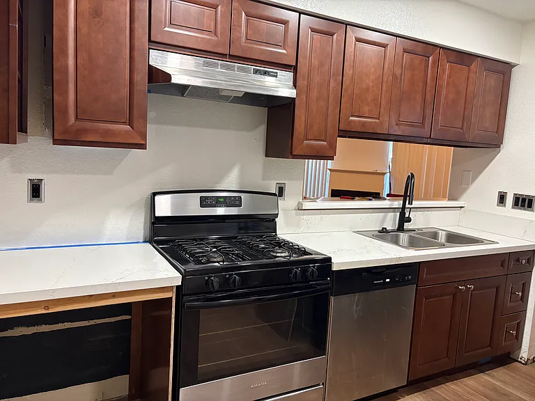 1150 W Phillips St — Photo 1