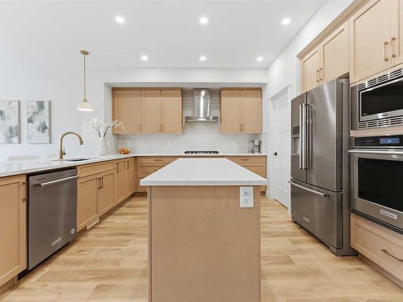 4th image of 377 S Magnolia Way SE