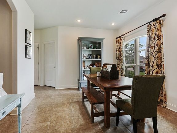 2nd image of 10467 Oakmount Dr