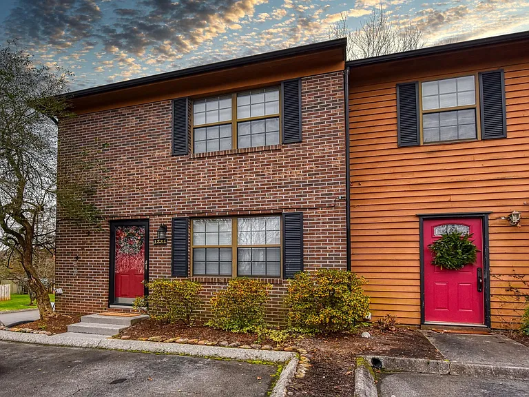 1221 Crest Brook Dr — Photo 6