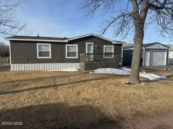 17 17th Ave SW, Watertown, SD 57201