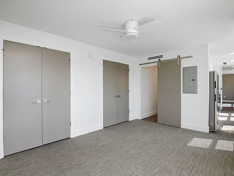 The Netherland Apartments — Photo 25