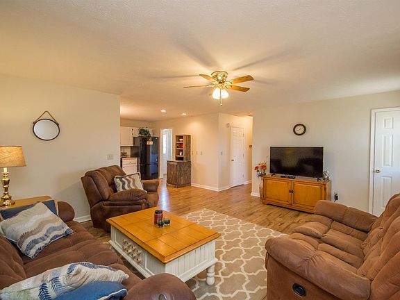 5th image of 298 Robin Dr