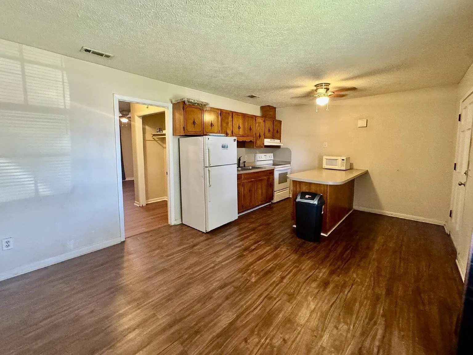 1 bed, 1.0 bath, $900 — Photo 2