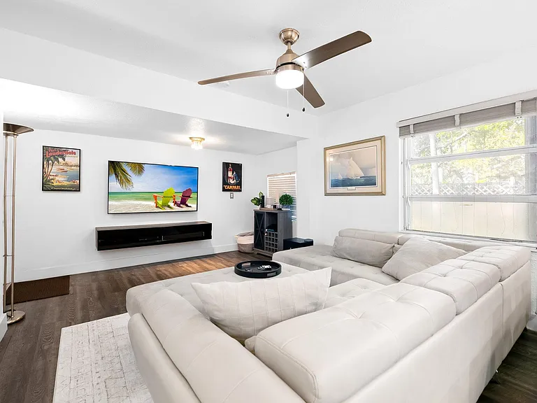 1140 SW 9th Ave — Photo 4