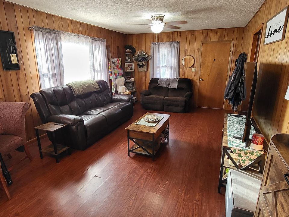 1st image of 935 W 4th St