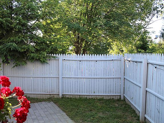 fenced in yard/patio