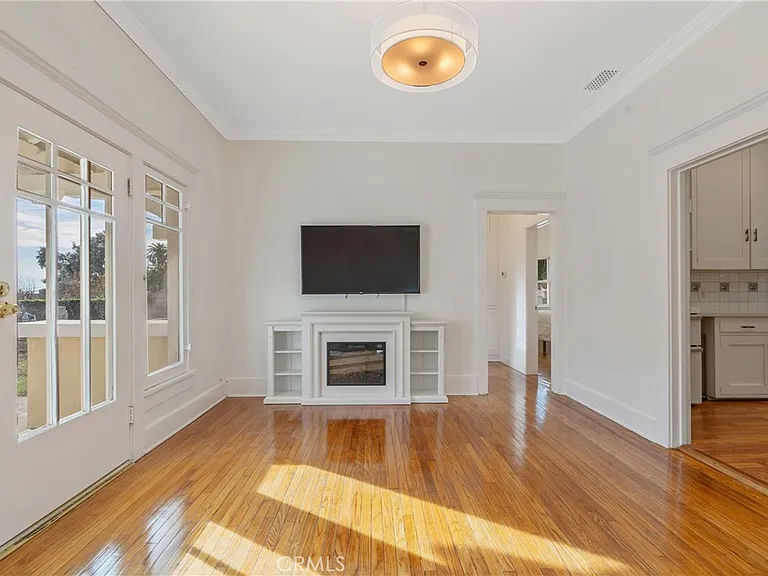 1325 E Altadena Dr — Photo 5