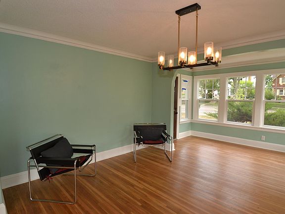 5th image of 583 Fairview Ave S