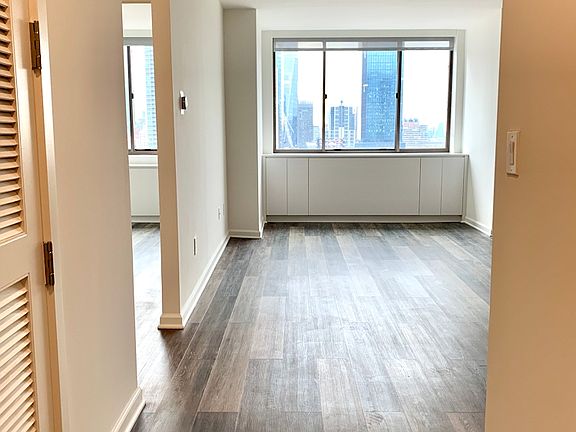 3rd image of 520 W 43rd St APT 31J