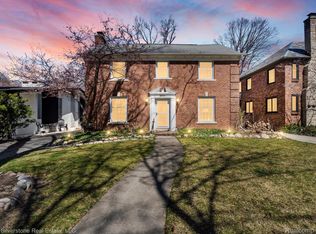 8306 Huntington Rd, Huntington Woods, MI 48070