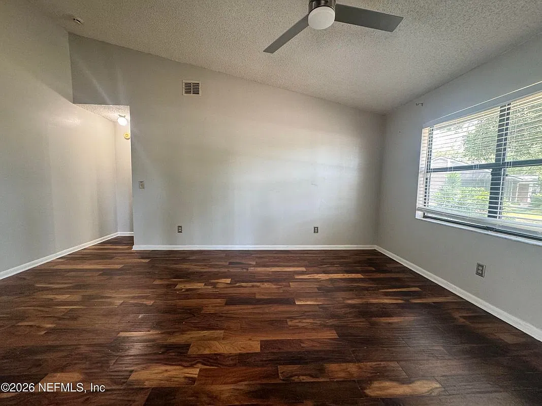 3 bed, 2.0 bath, 1164 sqft, $1,550 — Photo 2