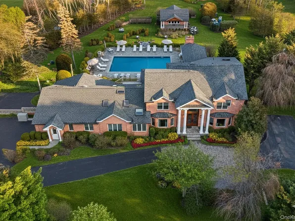 8 Brookville Lane S, Brookville, NY 11545