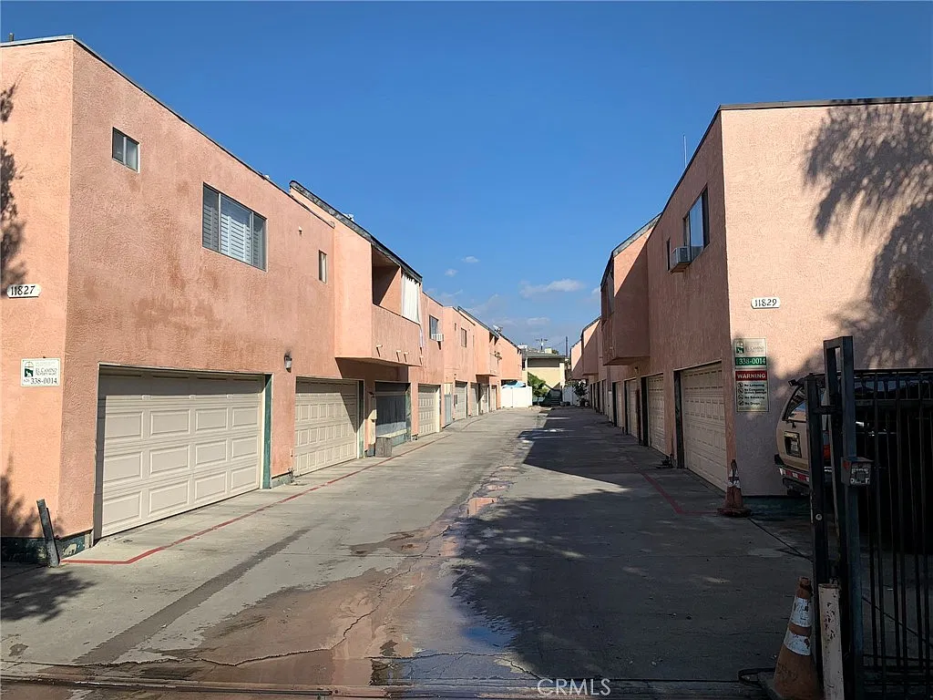 2 bed, 923 sqft, $2,300 — Photo 3