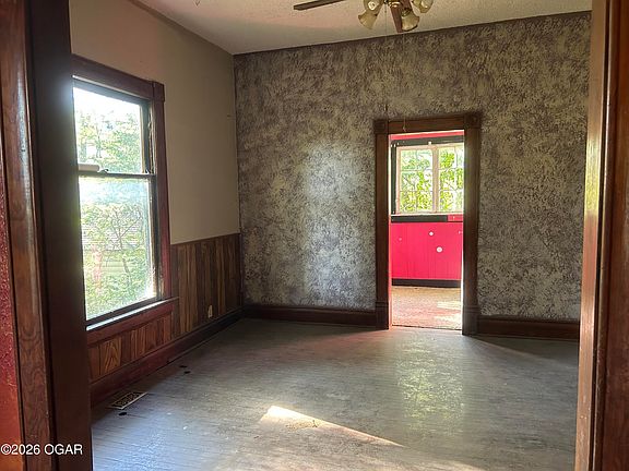 5th image of 724 E Grand Ave