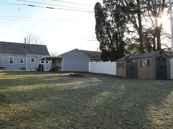 5th image of 32 Blackhawk Hills Dr