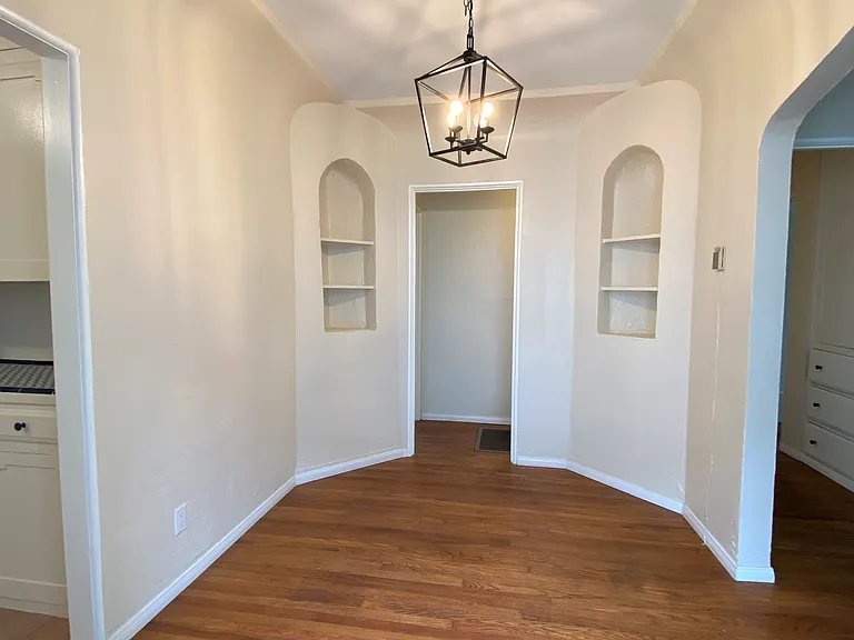 613 Roycroft Ave — Photo 5