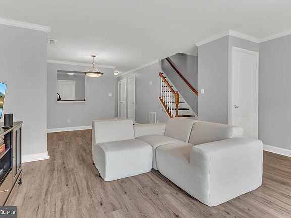 4th image of 3829 Chesterwood Dr #3829