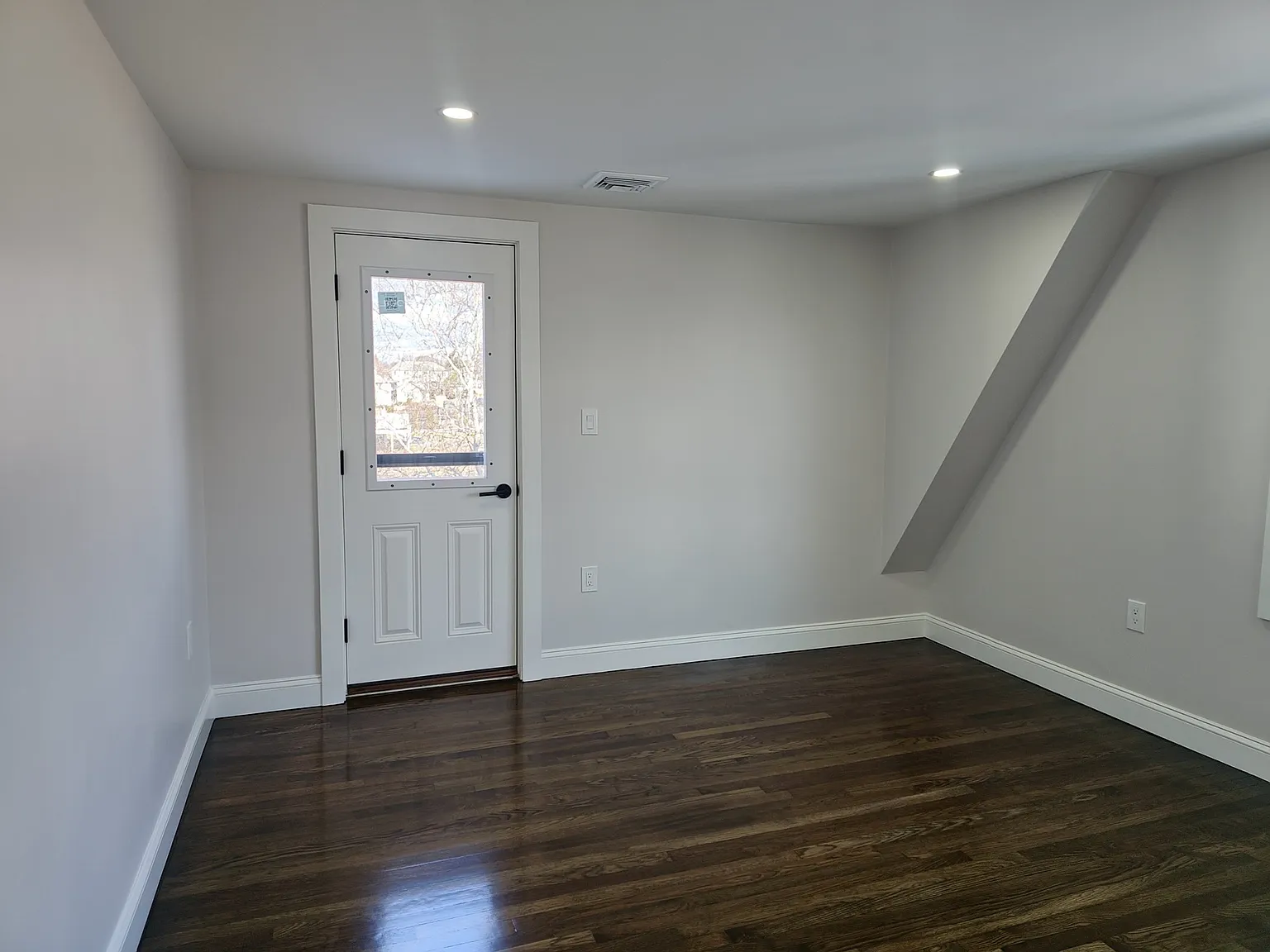3 bed, 1140 sqft, $4,000 — Photo 3