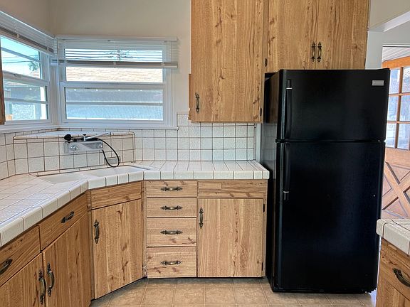 3rd image of 395 Howard St
