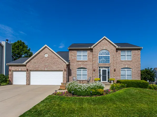 36 Greythorne Cir, Bloomington, IL 61704