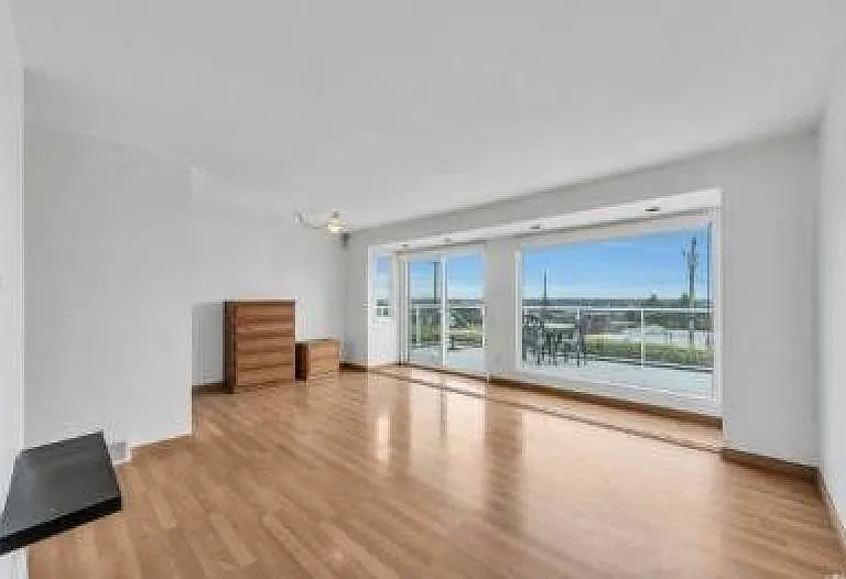 2208 Burquitlam Dr — Photo 1
