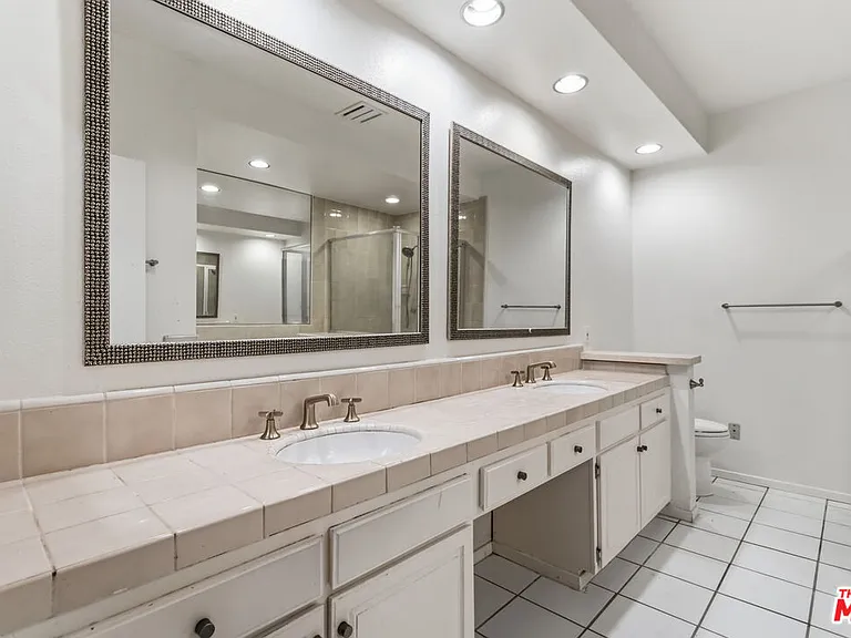 500 S Barrington Ave #2 — Photo 18