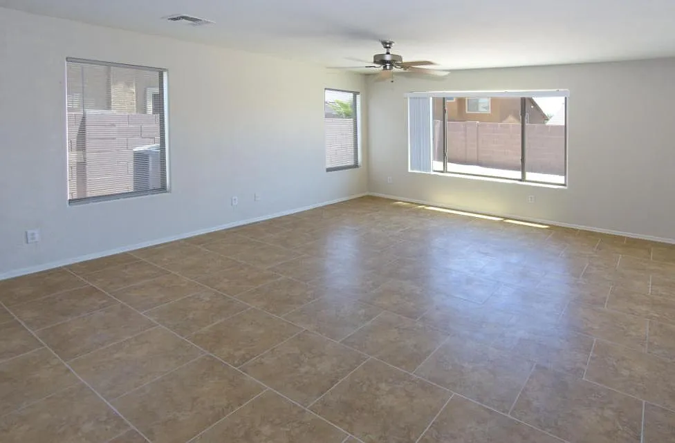 3 bed, 2.5 bath, 2485 sqft, $2,200 — Photo 3
