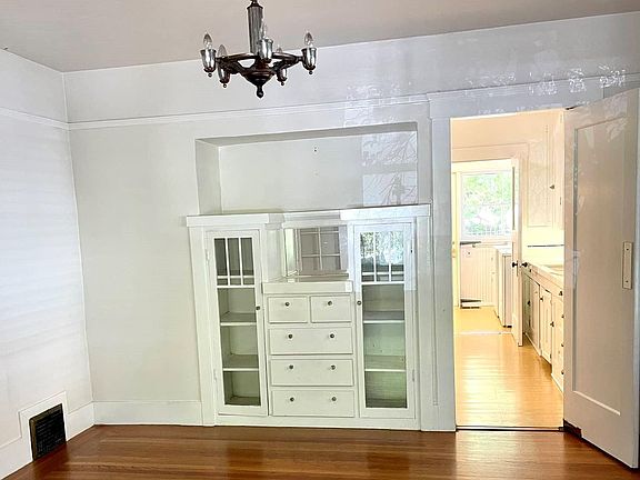 4th image of 924 Mission Way