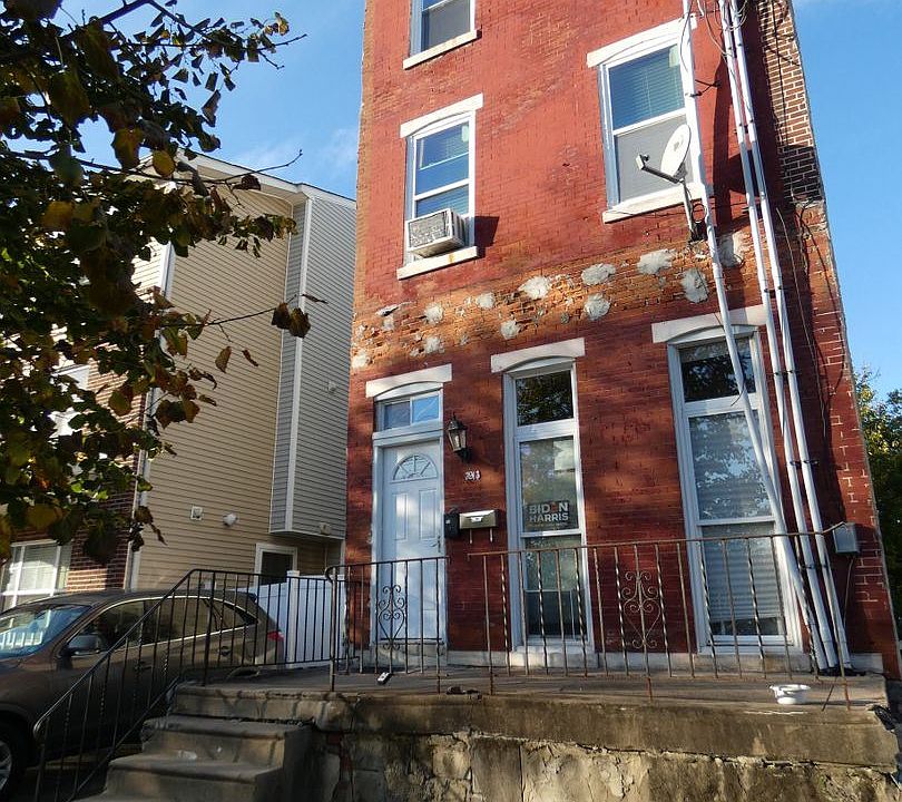 2nd image of 3913 Aspen St #3