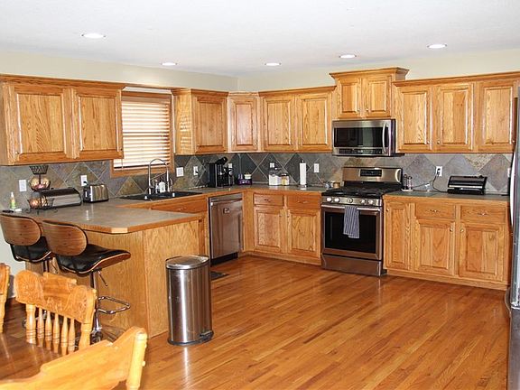 3rd image of 423 Hillbrook Dr
