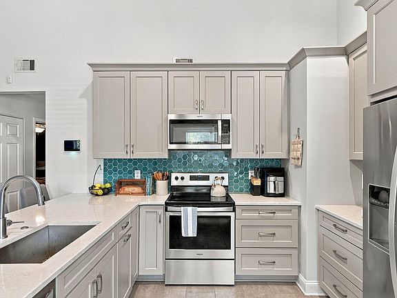 5th image of 1083 Oakcrest Dr