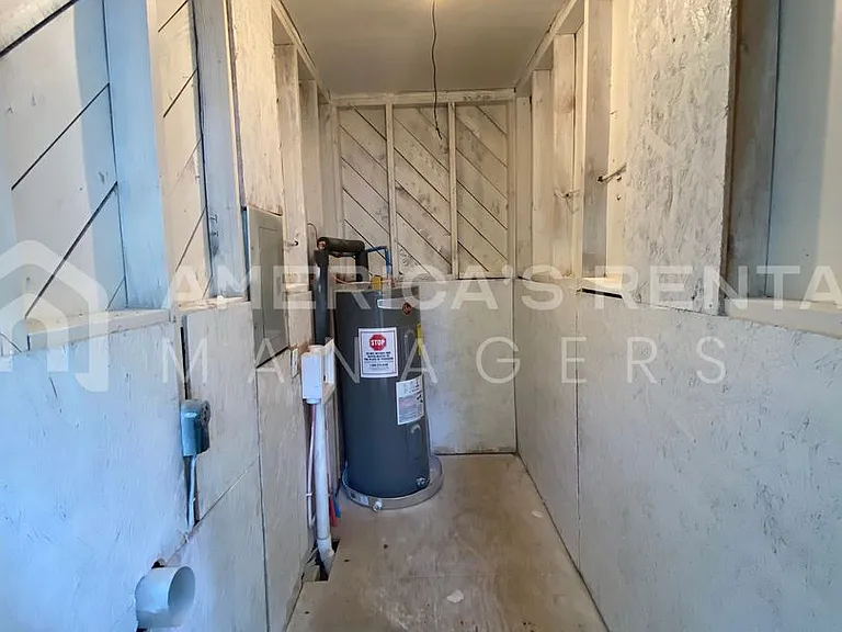828 Vanderbilt St — Photo 14