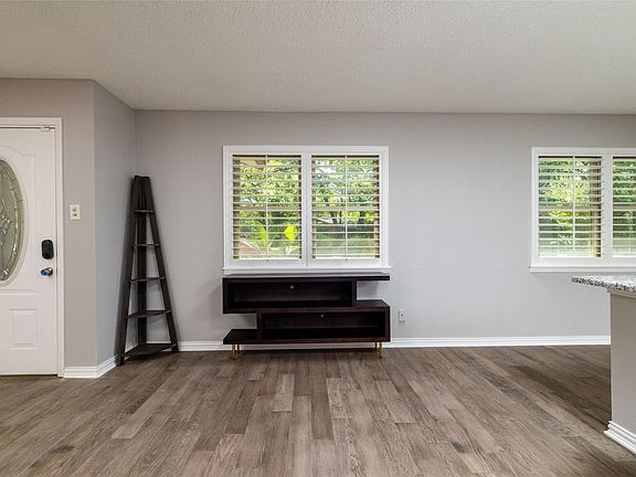 3rd image of 637 Post Oak Dr