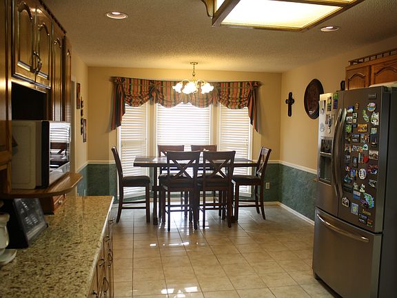Spacious Eat in Kitchen