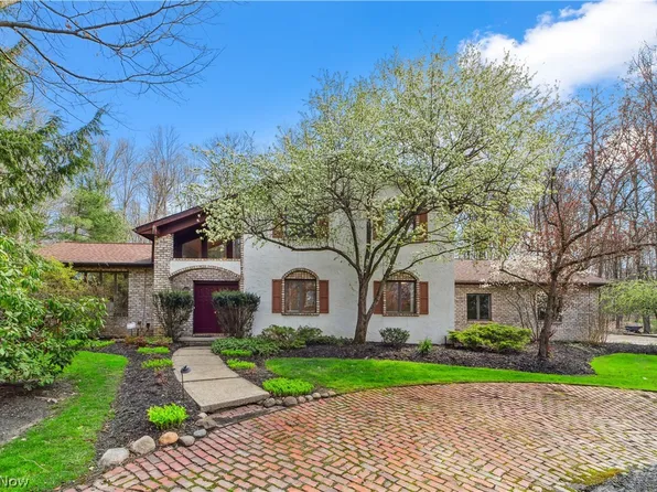 18895 Rivers Edge Dr W, Chagrin Falls, OH 44023