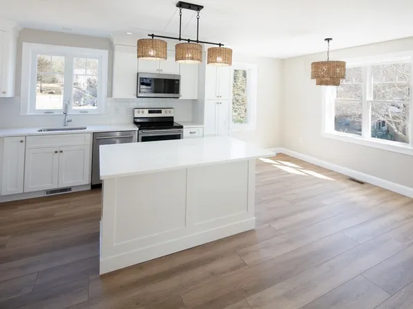 15 Thom Ave, Bourne, MA 02532