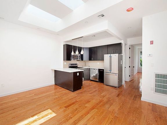 5th image of 466 Bradford St