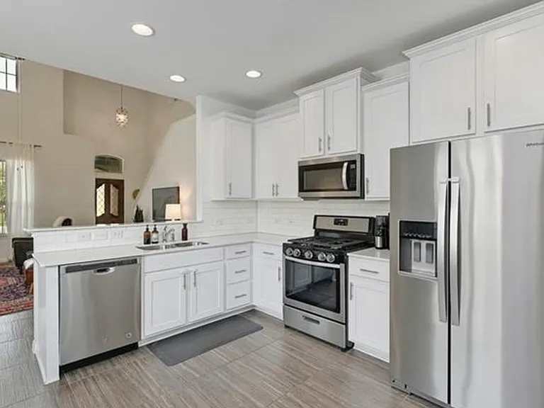 1404 Goldilocks Ln — Photo 10